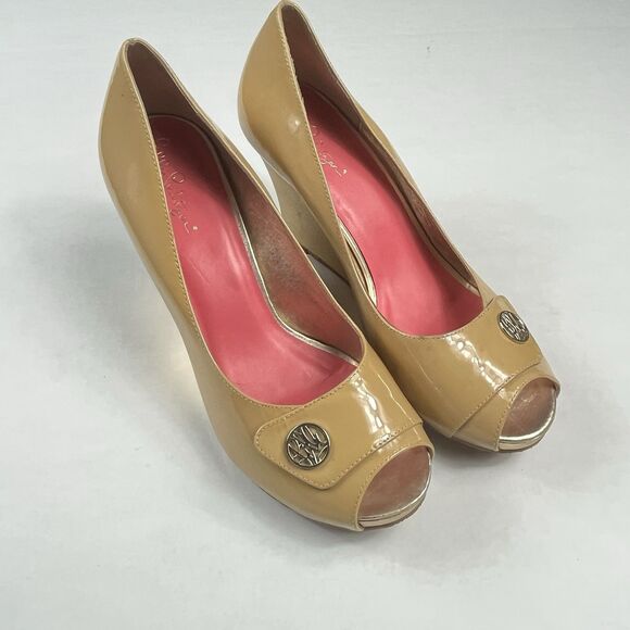 Lilly Pulitzer Peep Toe Patent Leather Wedges Beige Shoes Heels 8.5 M SCUFFS - Picture 1 of 12